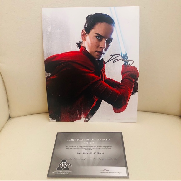 DAISY RIDLEY AUTOGRAPHED 8X10 BRAND NEW